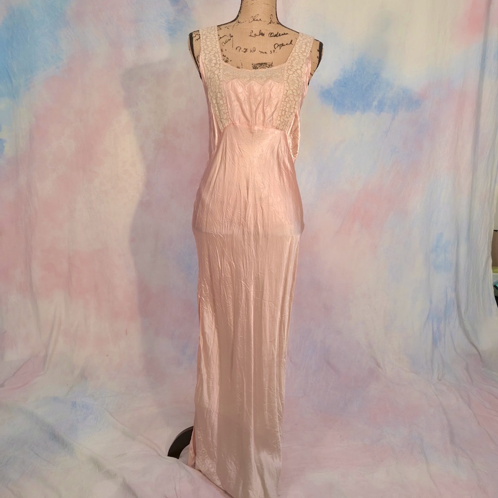 1930s Peach Bias Cut Nightgown / Slip. Size medium